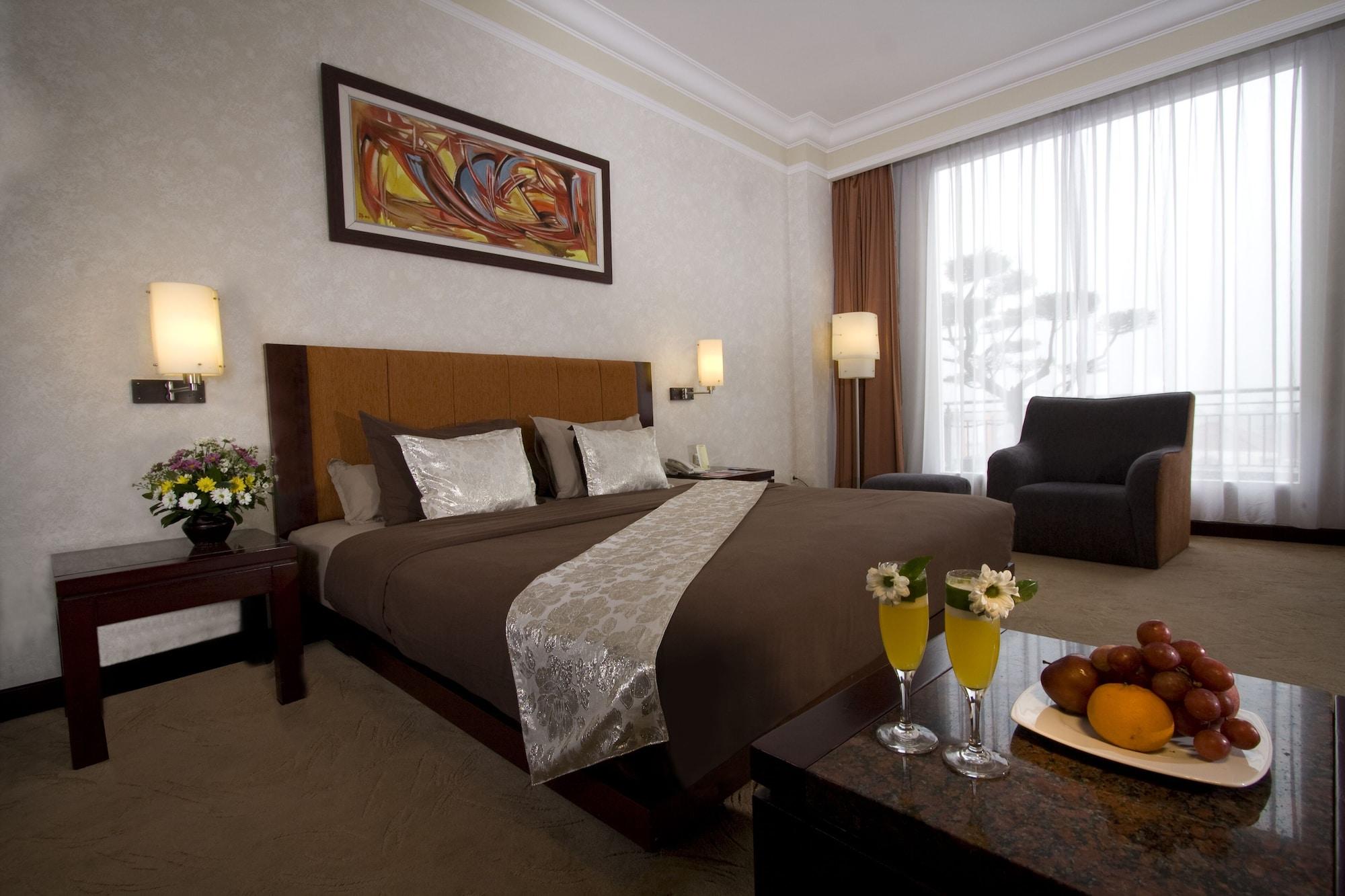 Grand Wahid Hotel Салатіга Екстер'єр фото